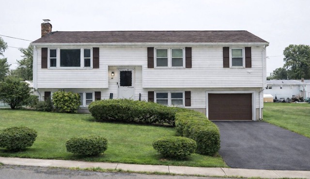 Spacious Raised Ranch Retreat 5BR 2BA