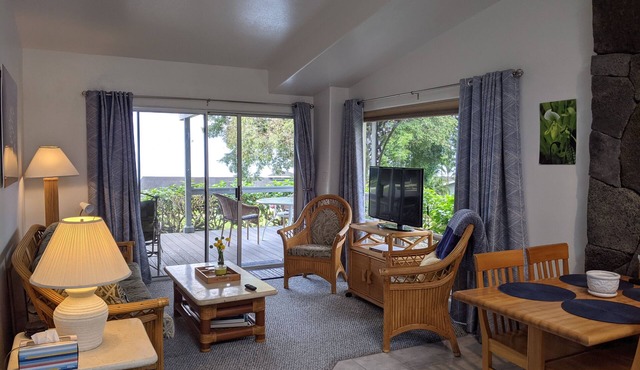 Spacious Ranch Cottage with private hot tub and VIEW!