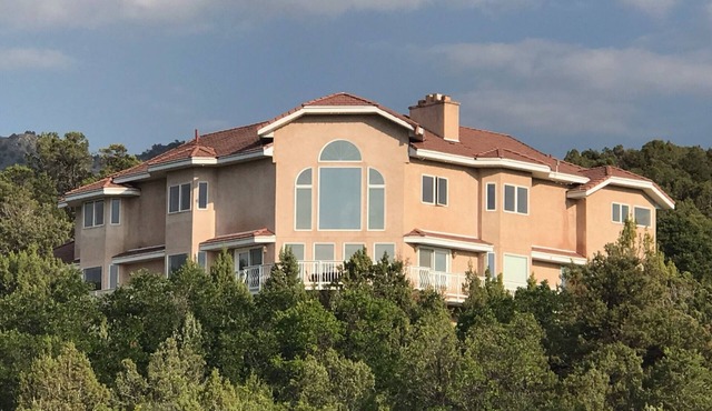 Spacious Ranch Getaway 8 BR + Office Events up to 60 Guests
