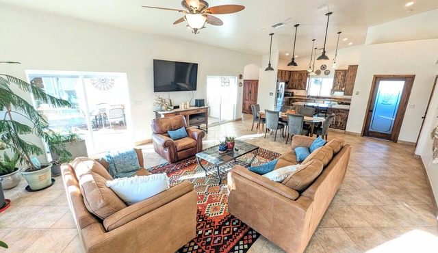 Spacious ranch house with 2 private hot tubs