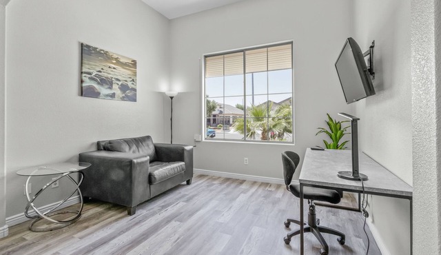 Spacious Ranch near Downtown with master retreat and backyard BBQ!