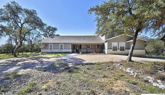 Spacious ranch style home near Gruene. Large yard and patio.nSleeps 6-12nn