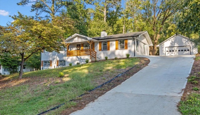 Spacious Ranch style home in Douglasville. Game Room & Fire Pit free Wi-Fi