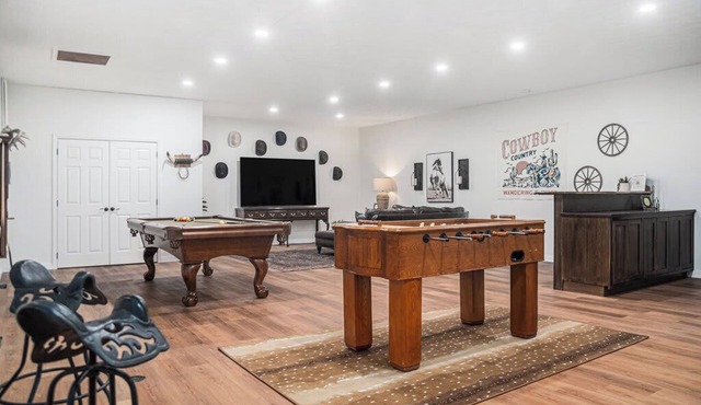 Spacious Ranch w/Hot Tub & Game Room, Sleeps 24!