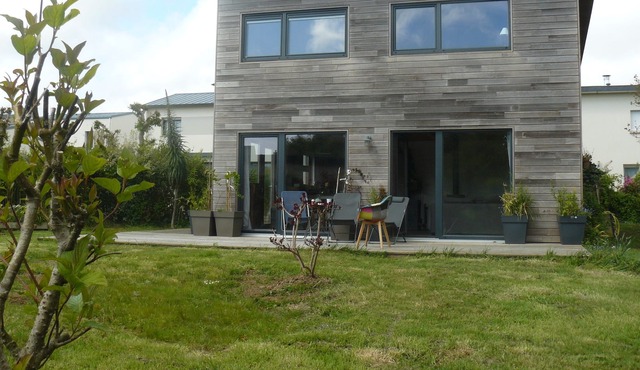 Spacious recent wooden house, quiet, between sea and countryside, in Plouzané
