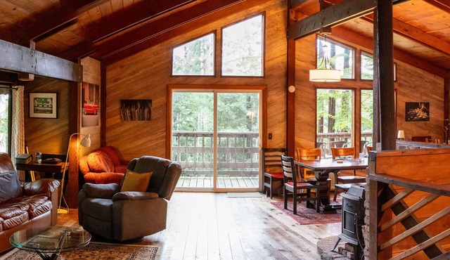 Spacious Redwood Lodge with Hot Tub & BBQ for Groups or Families