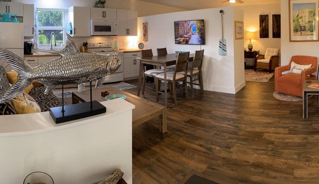 Spacious & refreshing, The Mango Cottage: Near the beach & all things S. FL!