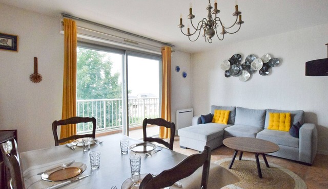 Spacious refurbished apartment with balcony and garage, near city center