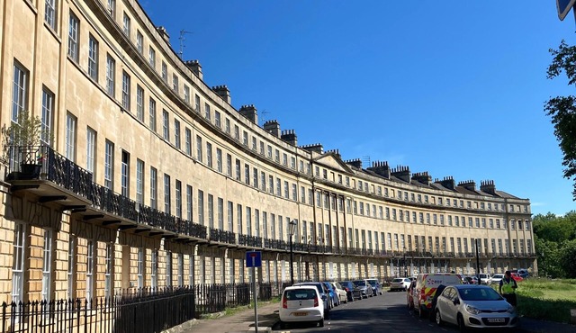 Spacious Regency Crescent Idyllic Location