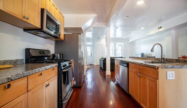 Spacious, Relaxing, 4 Bd 3.5 Ba Home In Petworth!