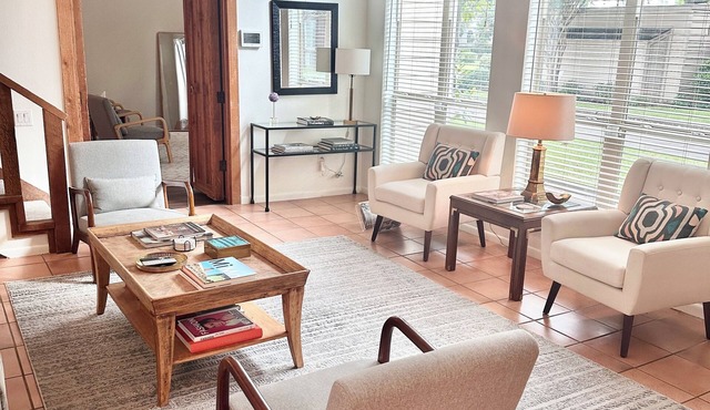 Spacious & relaxing Mid Century 3 bedroom house with a nice patio