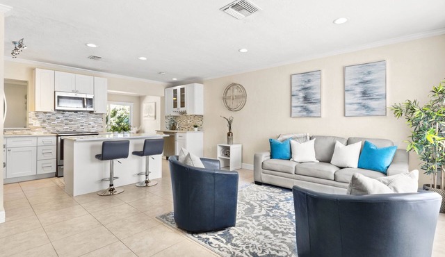 Spacious Relaxing Pool Home Huge Fenced-In Yard