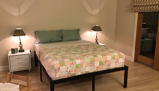 Spacious Relaxing Upscale Studio prestigious Neighborhood