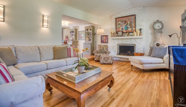 Spacious remodeled home sleeps 8, Convenient Location Near I-5 and Seattle