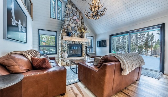 Spacious remodeled home w/Yoga Studio, private hot tub, mountain views.