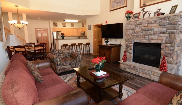 Spacious Remodeled Unit+Loft, Central Location, Great for Large Families, Groups