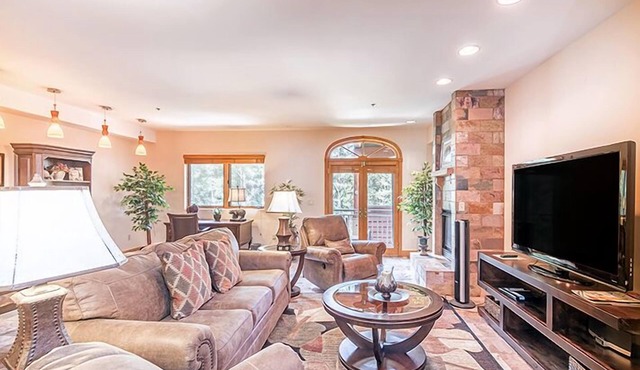 Spacious Renovated 2-Bedroom Mountain Village Escape