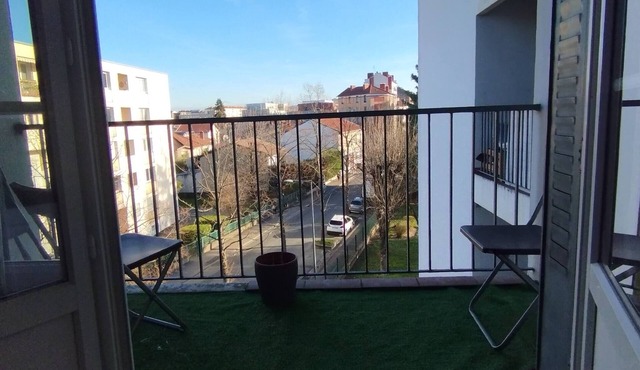 Spacious Renovated Apartment, Quiet And Close To The Metro