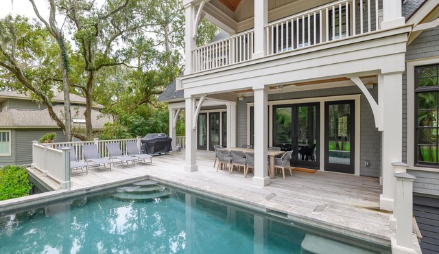 Spacious renovated home w pool, easy beach access