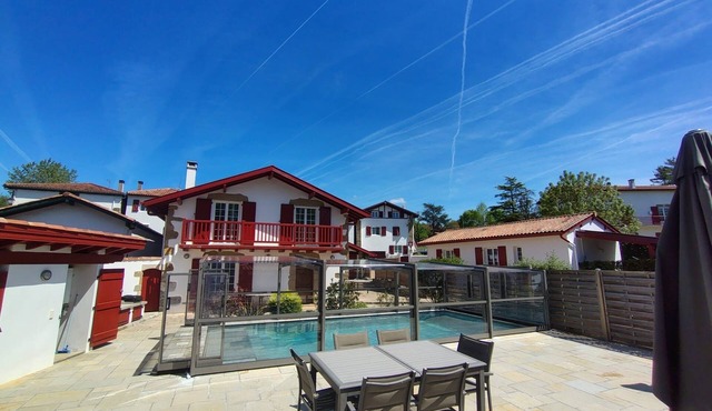 Spacious Renovated 1610 farm-ALL WEATHER Heated Pool-Parking-Walk to town-Pets
