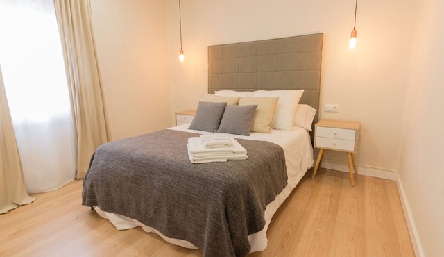 Spacious & Renovated 2BR Apt with Parking, Near Calle Laurel, Logroño