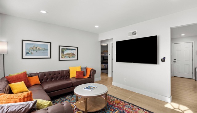 Spacious Renovated 3BR with Movie Room Near Airport