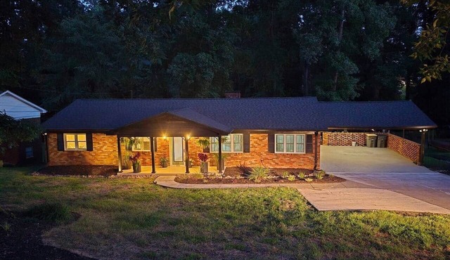 Spacious Renovated 5 bedroom Retreat near I-85