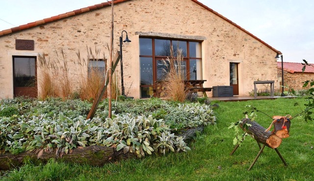 Spacious Renovated Barn with Indoor Pool, Large Garden, and Accessible Facilities