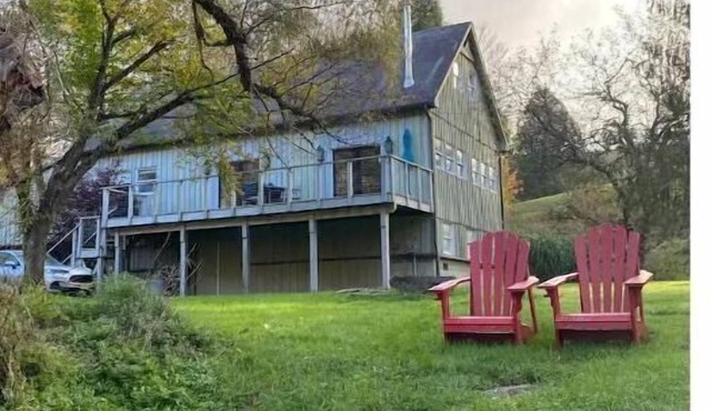 Spacious Renovated Barn with Private Creek, near weddings, hiking, kayaking!