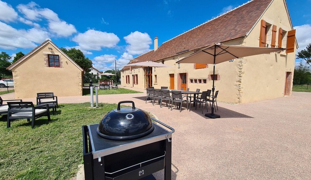 Spacious Renovated Cottage for 20, Near George Sand's Home, Golf & Lake, 4-Star Amenities