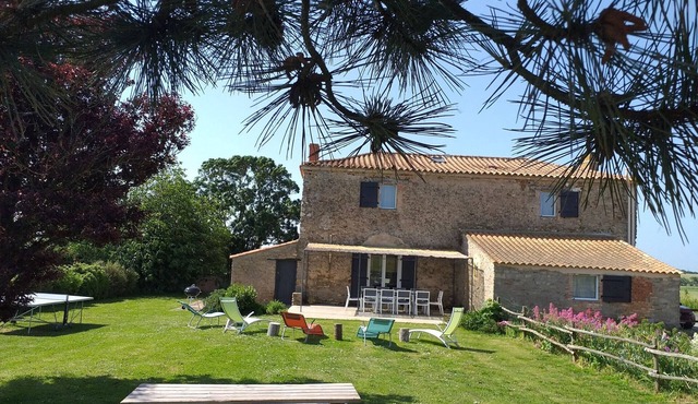 Spacious Renovated Farmhouse with Private Garden, Near Beaches, Surf, and Adventure Parks