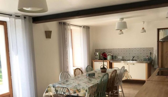 Spacious Renovated Cottage with Garden, EV Charger, Near Major Attractions