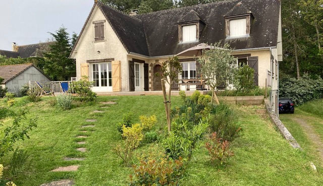 Spacious Renovated Home Near Beach & Town, 5 Bedrooms, 8 Guests, Wi-Fi, Large Terrace & Garden