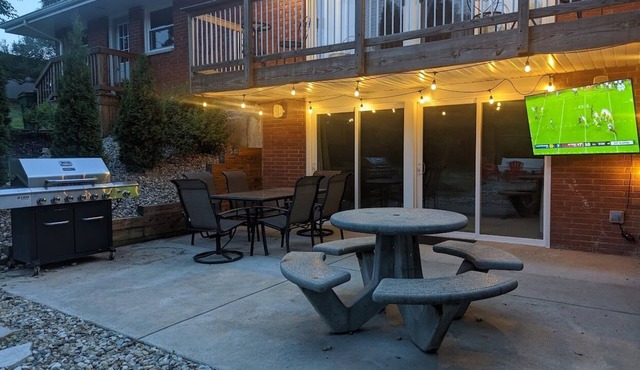 SPACIOUS Renovated Home 2 Miles to ND Campus w/OUTDOOR TV, Firepit🔥, Big Yard