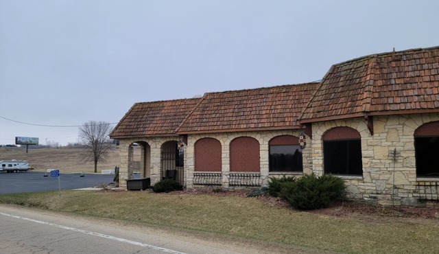 Spacious renovated restaurant with plenty space and close to The Field of Dreams