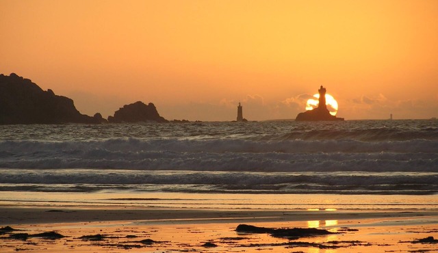 SPACIOUS RENTAL FOR 10/12 PERS: 2 EQUIPPED KITCHENS; GARDEN CLOS AND VERANDA