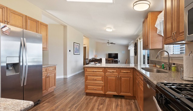 Spacious rental with furnished deck & great views of the lake