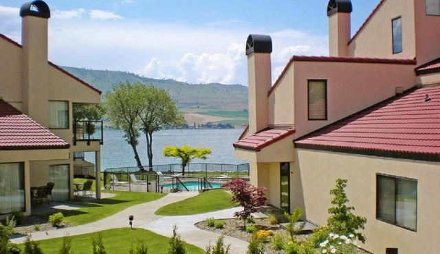 Spacious Resort Condos Fronting Beautiful Lake Chelan
