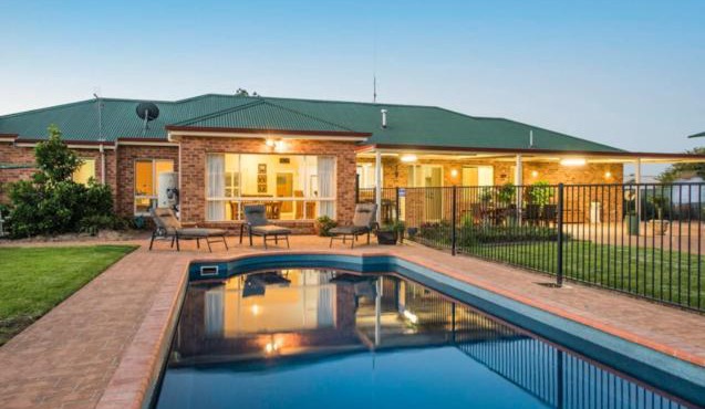 Spacious resort style property with pool in Mudgee - Rest Easy Mudgee Villa