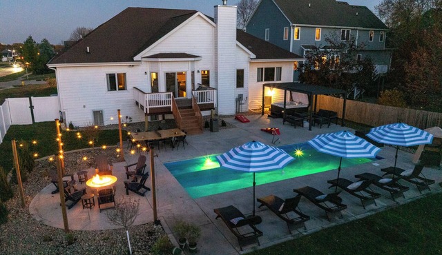 Spacious Resort w/Pool/Hot tub/Firepit/Ardade/BBQ/Walk to mall and restaurants