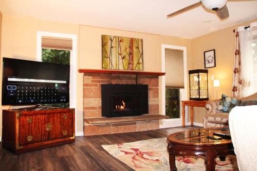 Spacious retreat with 5 bedrooms full kitchen, fenced sports court, free parking