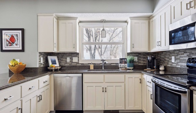Spacious retreat close to Wayzata, Lake Minnetonka and outdoor trails. nn