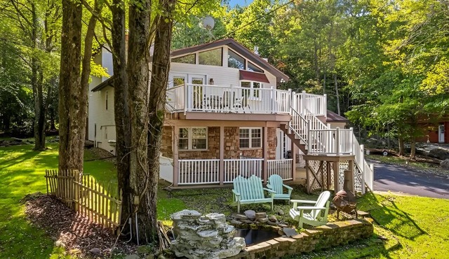 Spacious retreat, firepit, sunroom, steps from private lake in Brier Crest Woods