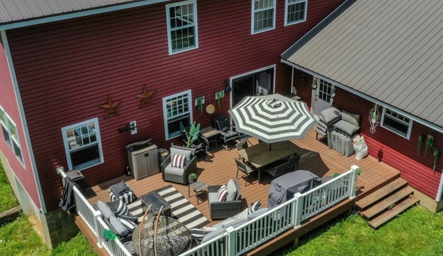 Spacious Retreat: Firepit, Back Deck, Modern Home