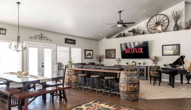 Spacious Retreat for over 32 Parking, Horse Stalls