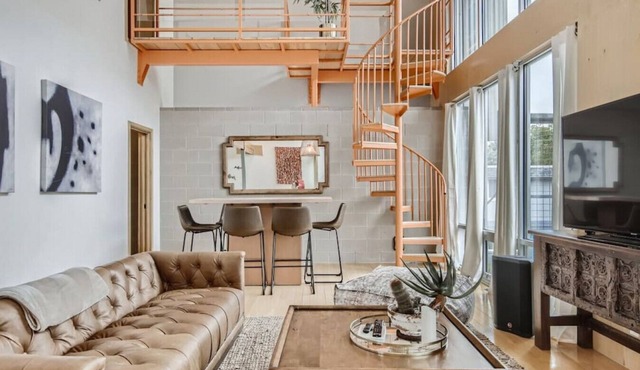 Spacious Retreat for Groups W/Workspace Min to DT & SXSW Top Spots!