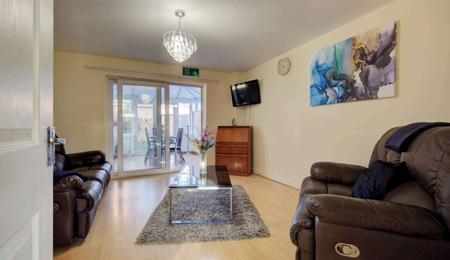 Spacious Retreat with Garden in Hampton Hargate