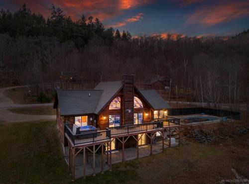 Spacious Retreat, Hot Tub, Arcade, Outdoor Pool!