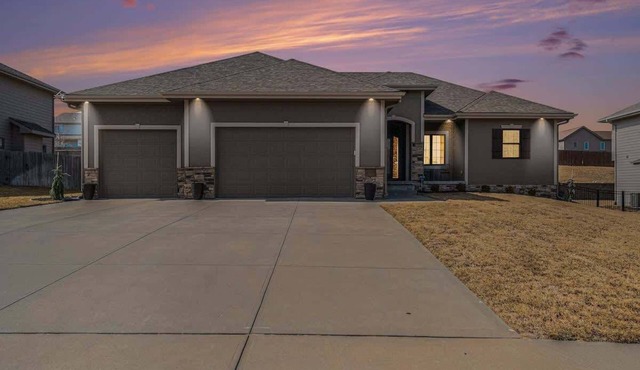 Spacious Retreat in West Omaha 2 King 3 Queen Beds