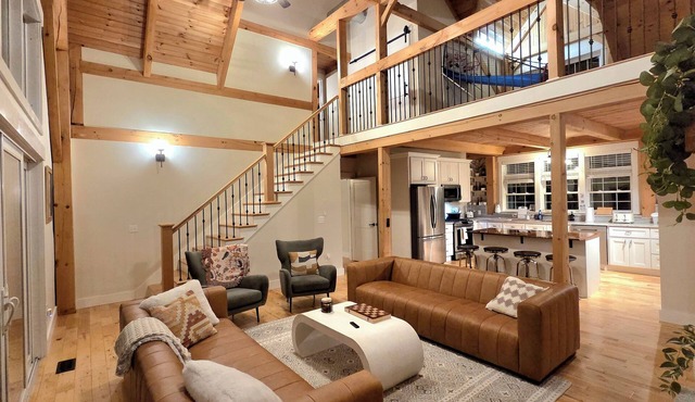 Spacious Retreat in White Mountains, Views, Privacy and Luxury